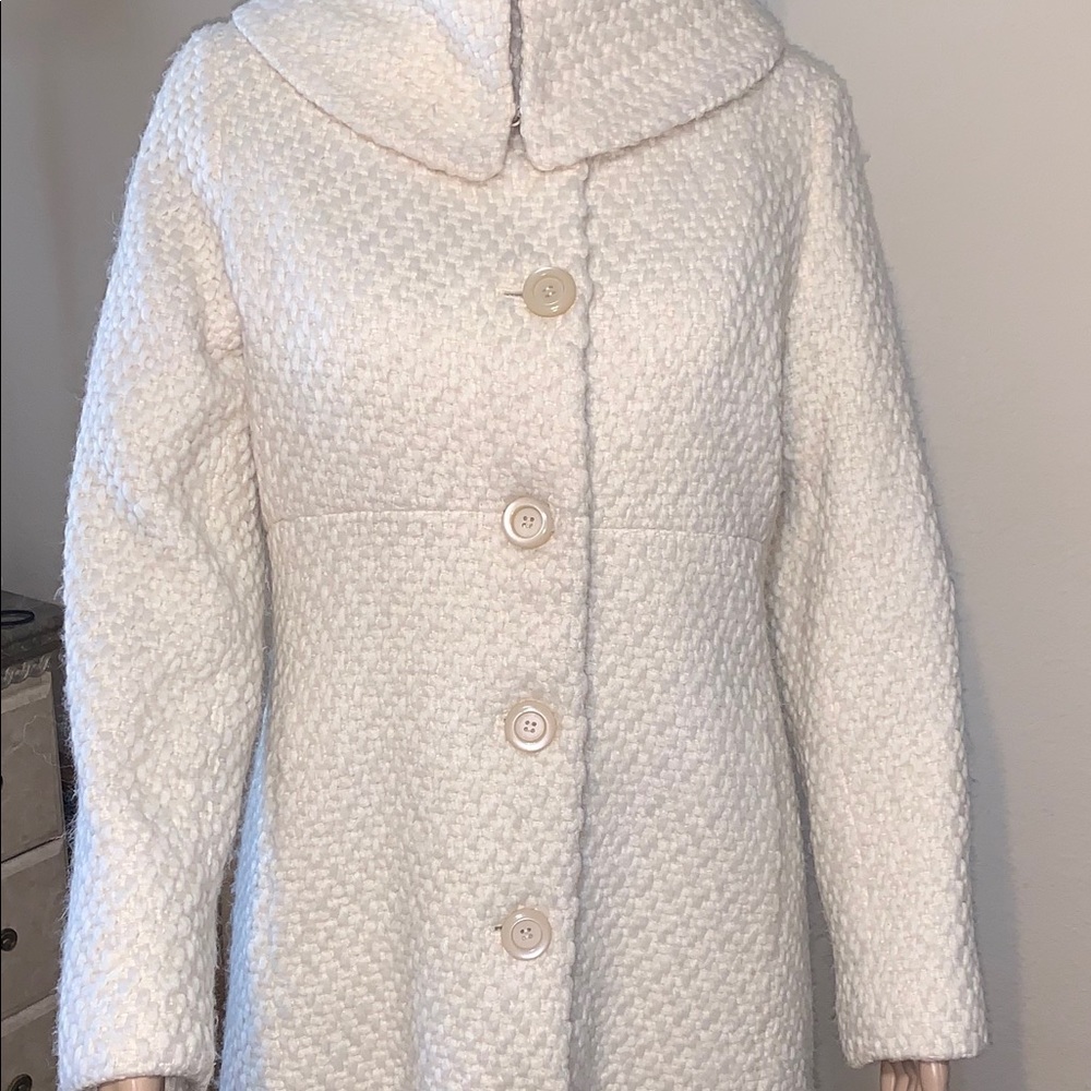 Beautiful full length, elegant off white coat! Classic!